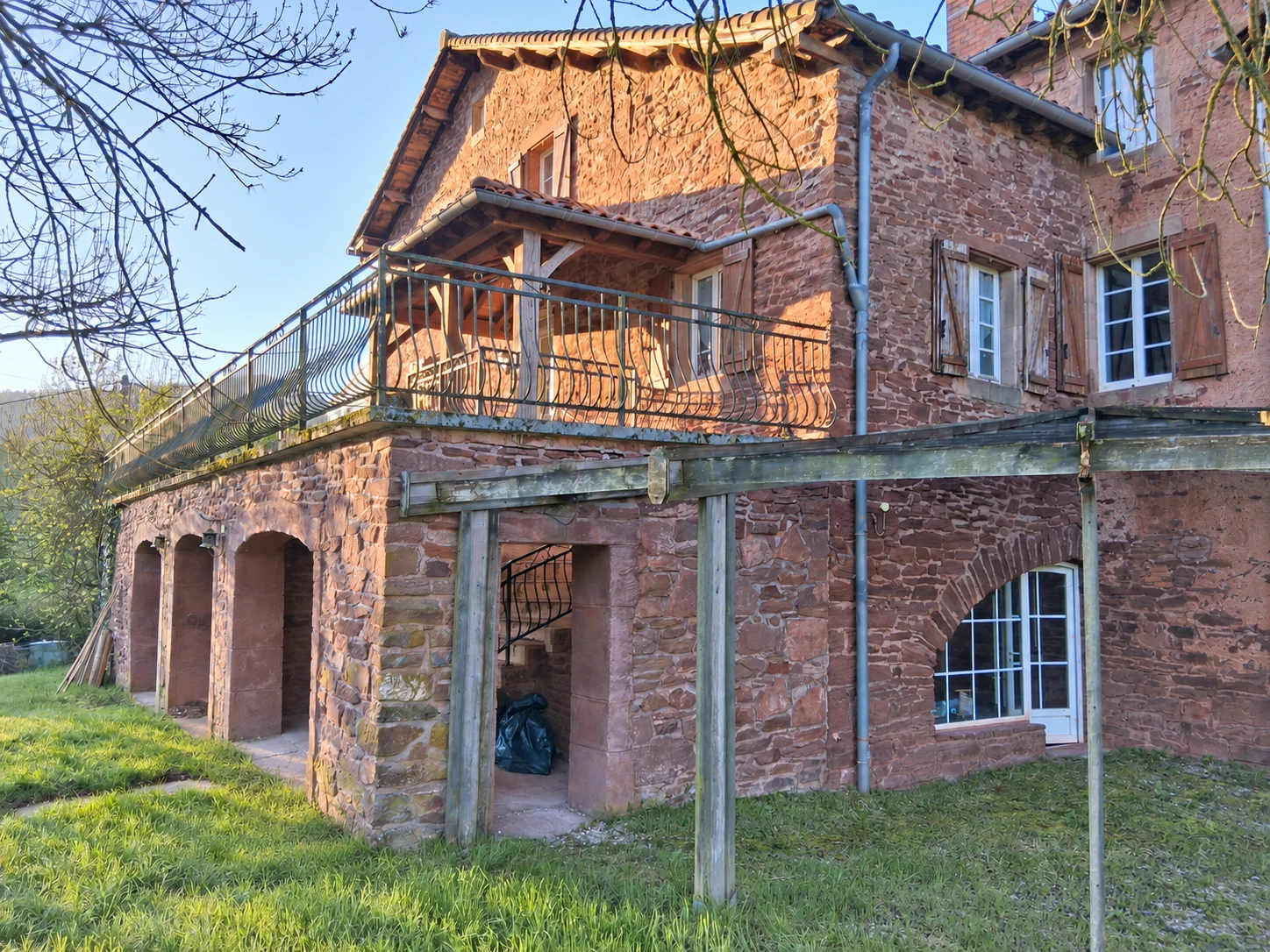 Arches et cour de la maison historique