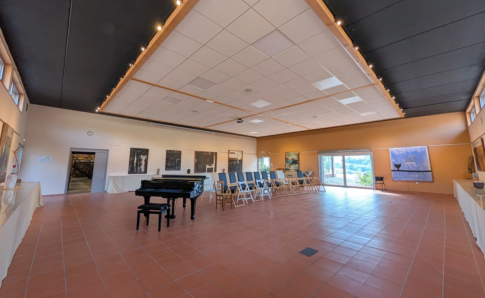Salle de 176 m²