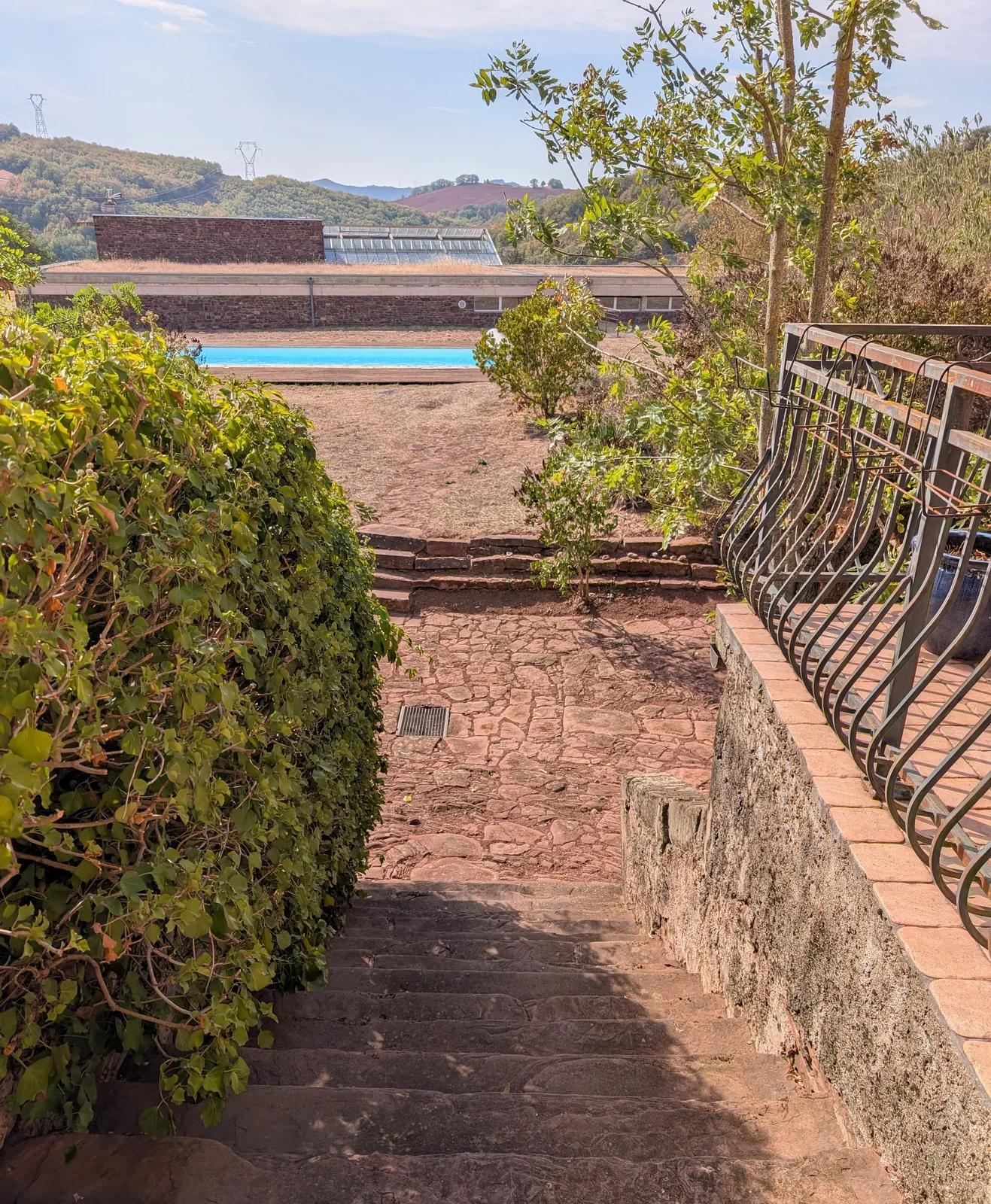 Escalier en pierre vers le jardin et la piscine